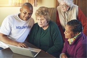 Shot of a volunteer showing a group of senior women how to use a laptophttps://195.154.178.81/DATA/i_collage/pi/shoots/805700.jpg